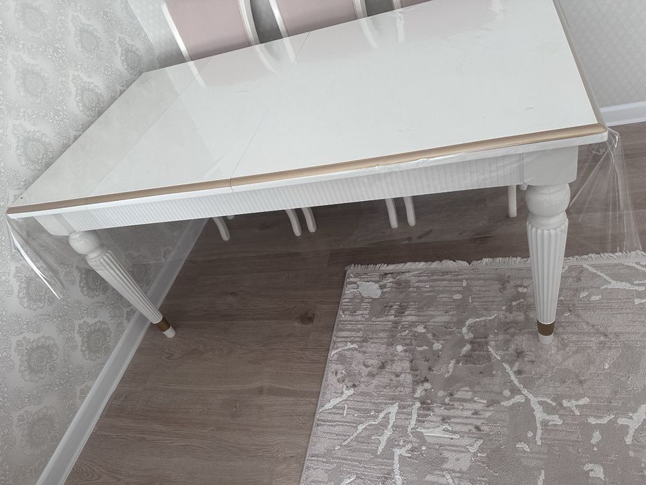 Стол обеденный для гостей