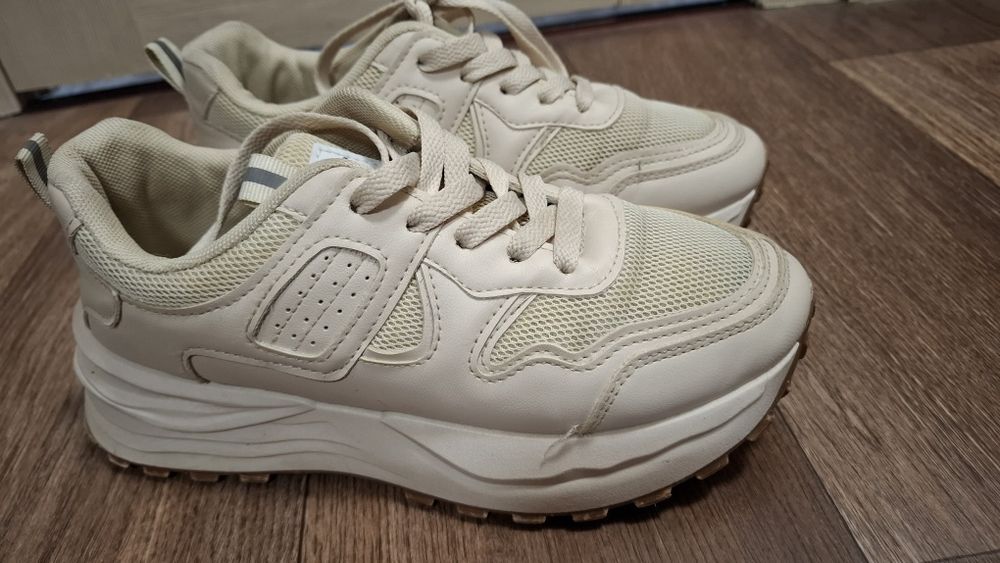 Две пары кроссовок за 4000. 36р