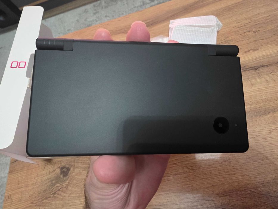 Продам новую Nintendo DSi Black