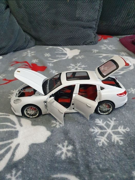 Macheta metalica Porsche panamera scara 1:18 noua