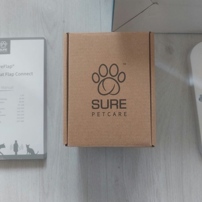 Смарт вратичка за котки SureFlap Microchip Connect – Пълен комплект с HUB