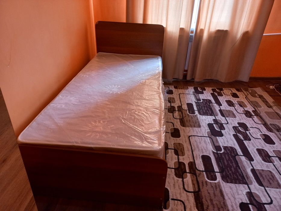 Кровать односпальная с новым ортопедическим матрасом.