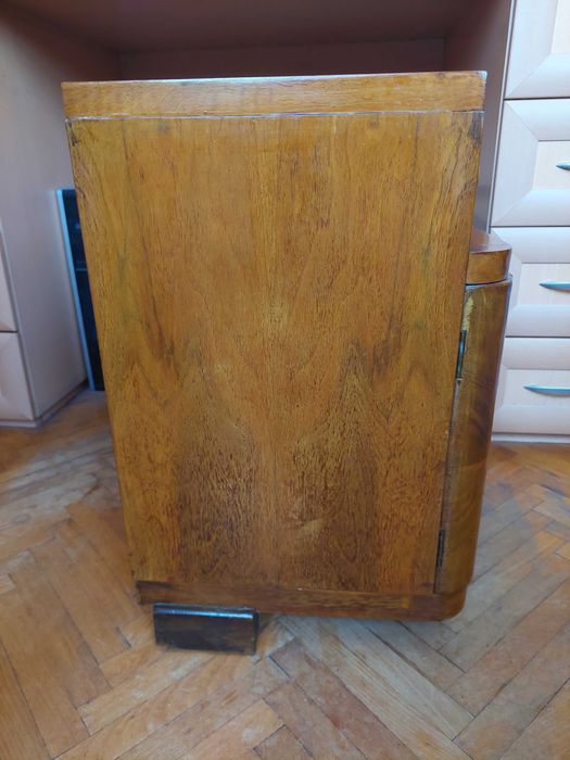 Две стари дървени нощни шкафчета