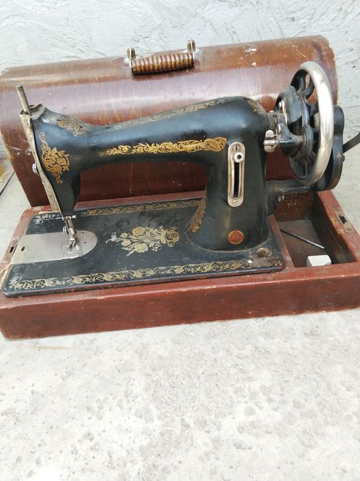 Швейная машина старинная