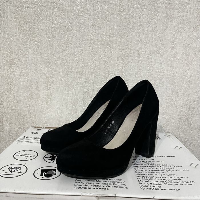 Продам замшевые туфли