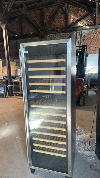 Хладилна витрина за вино