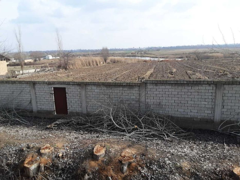 Дала ховли учун ажратилган 18 сотих ер майдони сотилади.