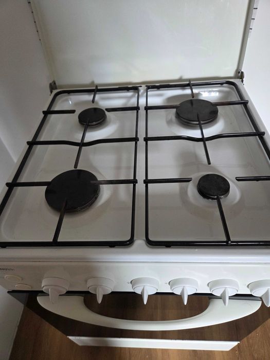 vand aragaz zanussi cu 4 ochiuri