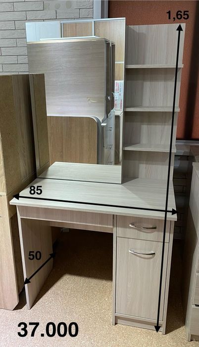Дамский стол с зеркалом