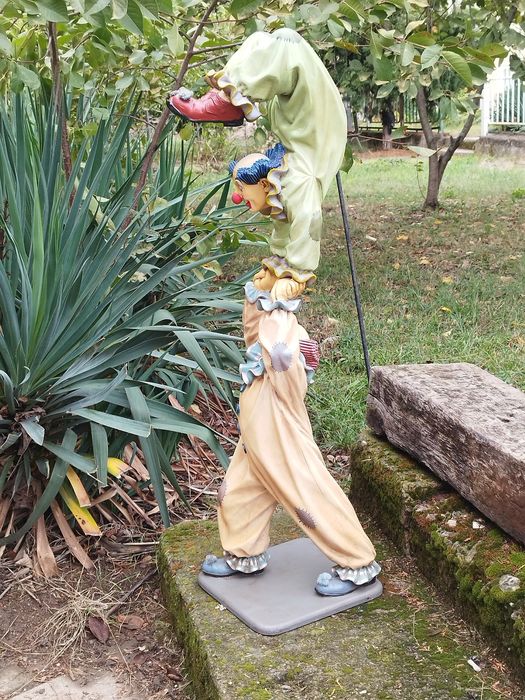 Колекционерска фигура на клоун на филипинския автор Jun Asilo