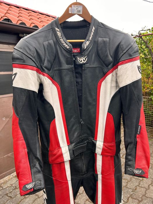 Vand costum moto Berik marimea L din 2 piese. Se potriveste pentru 1.70-1.75m inaltime si 70-80 kg greutate