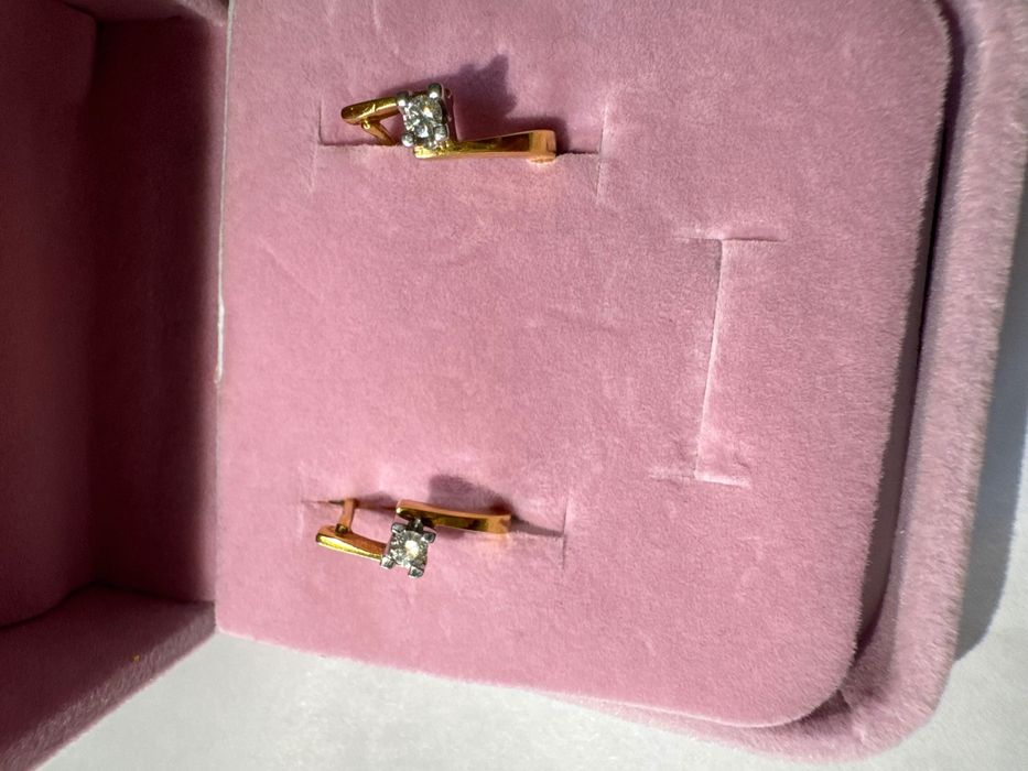 Серьги 750 пробы с бриллиантом