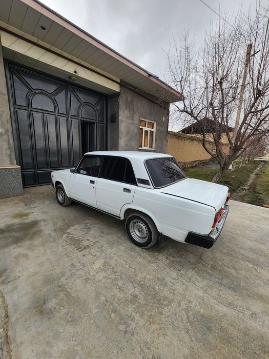 Lada 2107 sotiladi