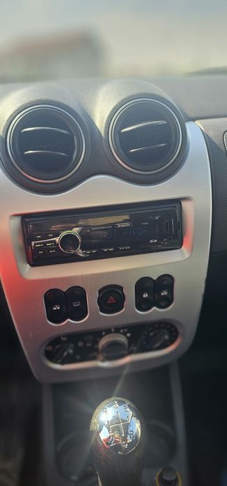 Dacia Logan 
Fabricatie 09.2010
Km: 193.000km
Dotari : 
Aer conditionat ,are Freon bagat de cateva luni
Geamuri electrice fata
Oglinzi elec