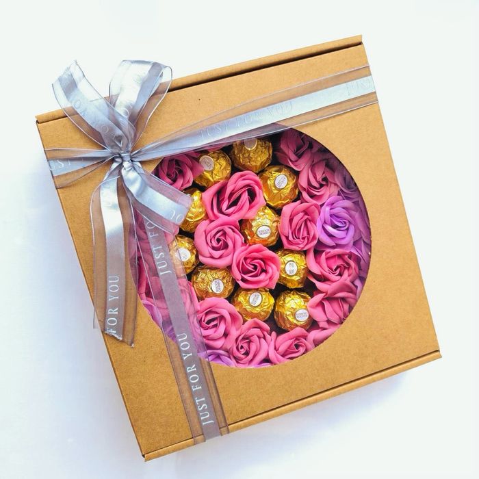 Луксозен подарък от сапунени цветя и бонбони, св.Валентин, Рожден ден