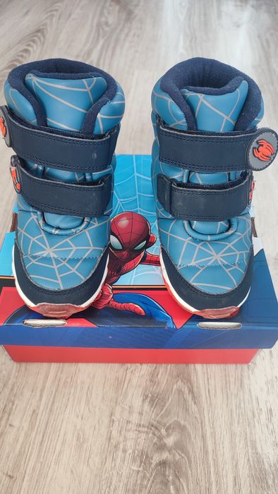 Vând ghete îmblănite Nr 27, model Spiderman cu Leduri