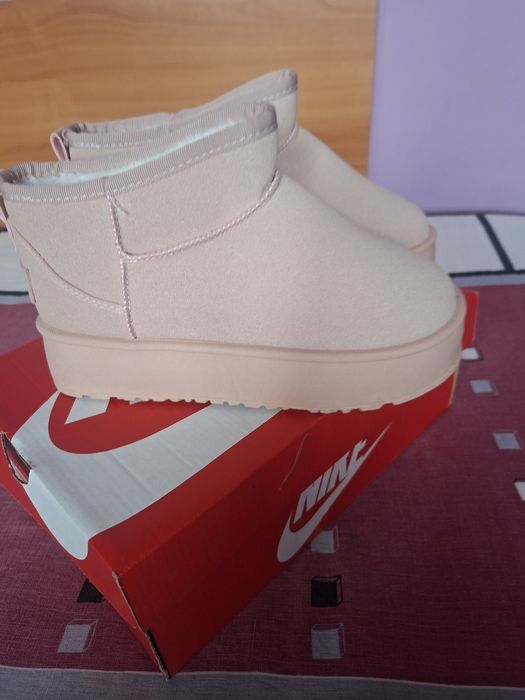 Vând Ghete Damă UGG  Italia Mărimea 37 Noi