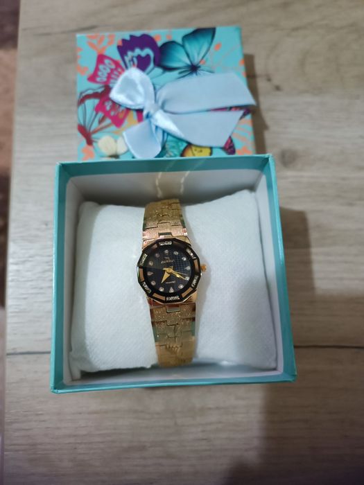 Продаю позолоченные женские наручные часы