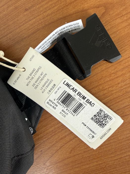 Adidas чантичка чисто нова