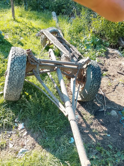 De vînzare strai cu roți pe 15 spatele este ok pentru o remorcă după gip sau tractor fața e îndoită osia
