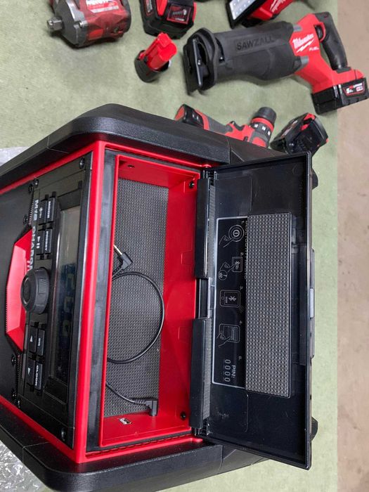 Milwaukee M18  блутут колонка +зарядна станция