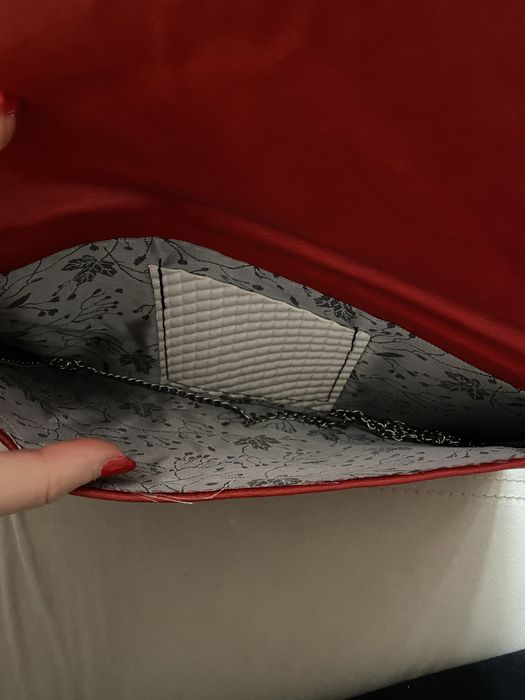 Червена дамска чанта