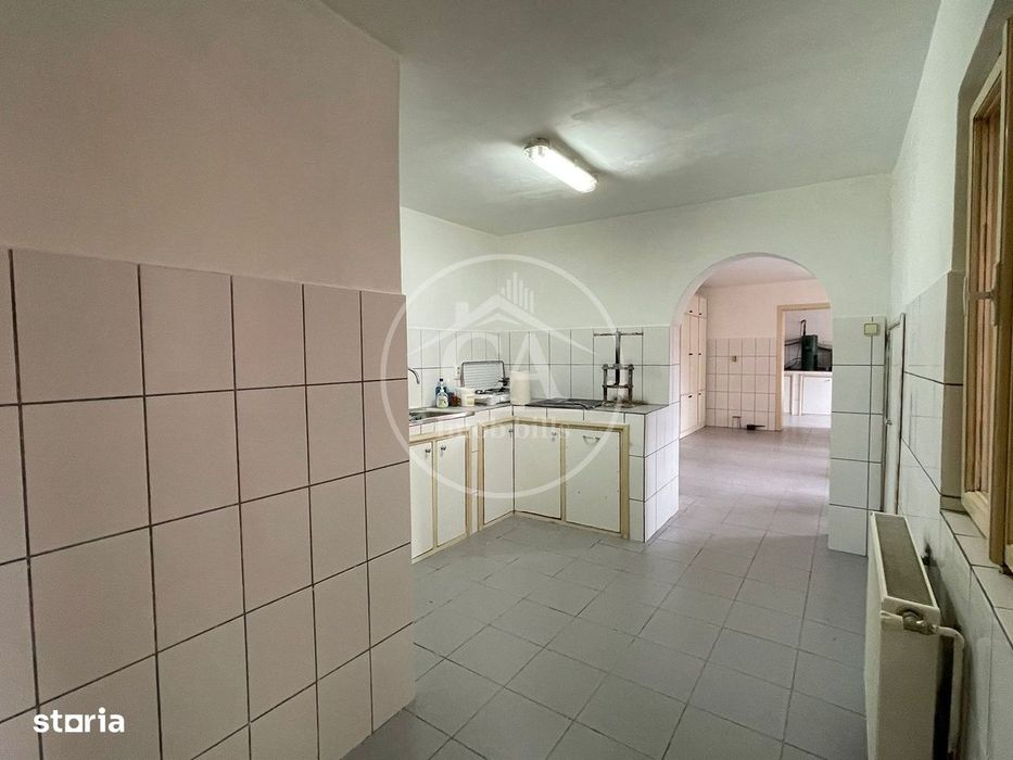 Casa de vânzare cu 8 camere de tip P+E+M in zona Rogerius, Oradea