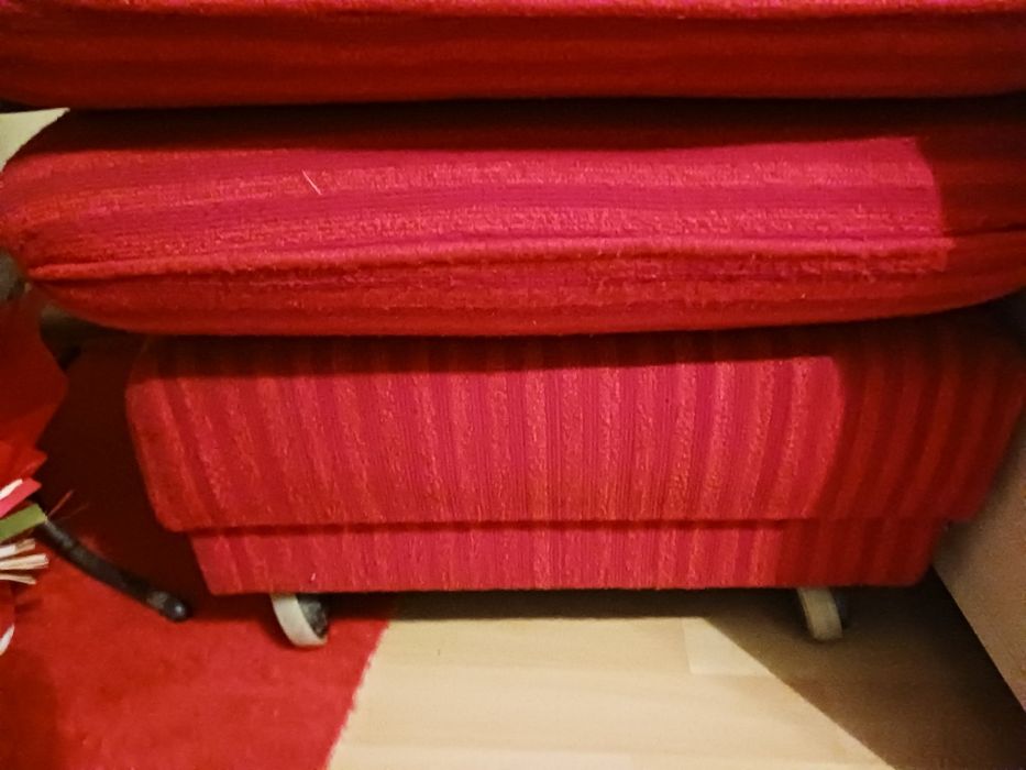 Продавам 1 червена табуретка с възглавница