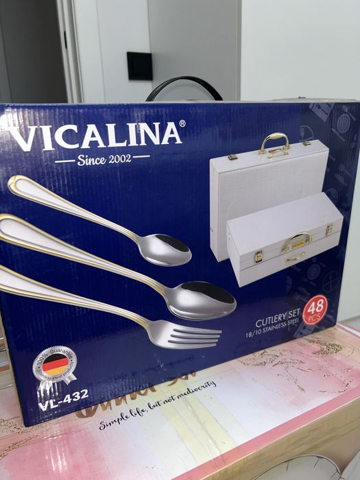 Набор столовых приборов и бокалы