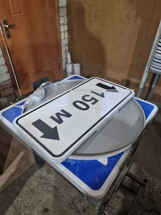 Сигнальные столбики и дорожные знаки