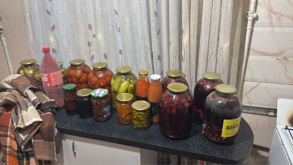 Соленья огурцы, помидоры