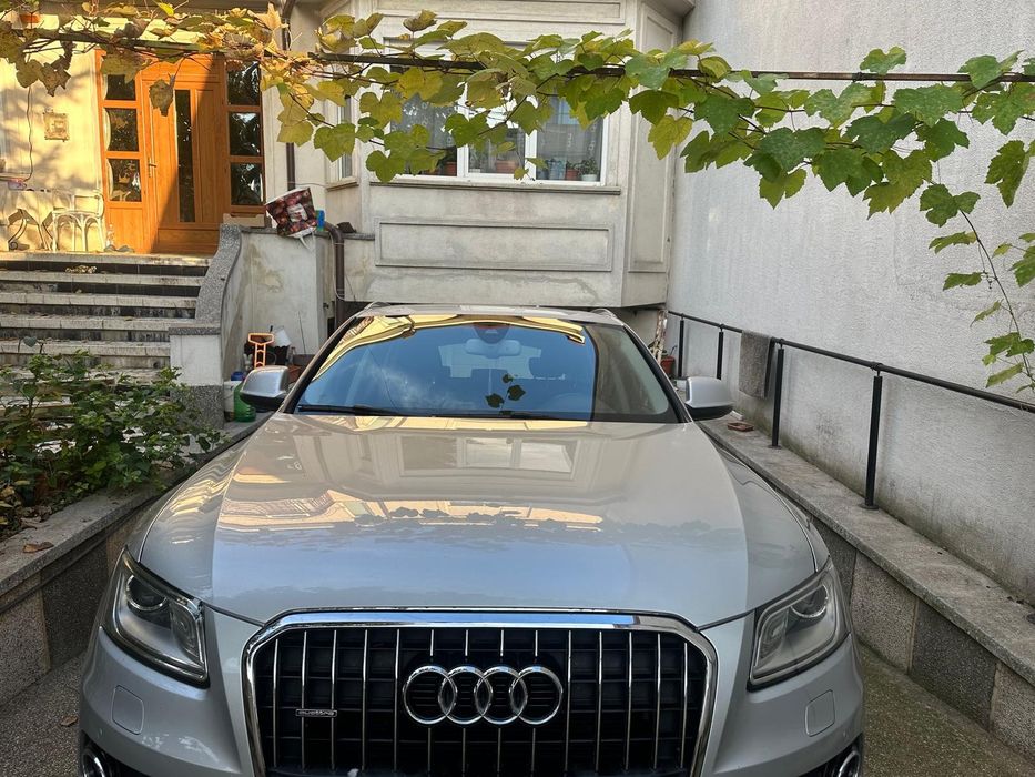 Vand Audi Q5 foarte intretinuta masina  a stat mai mult in garaj