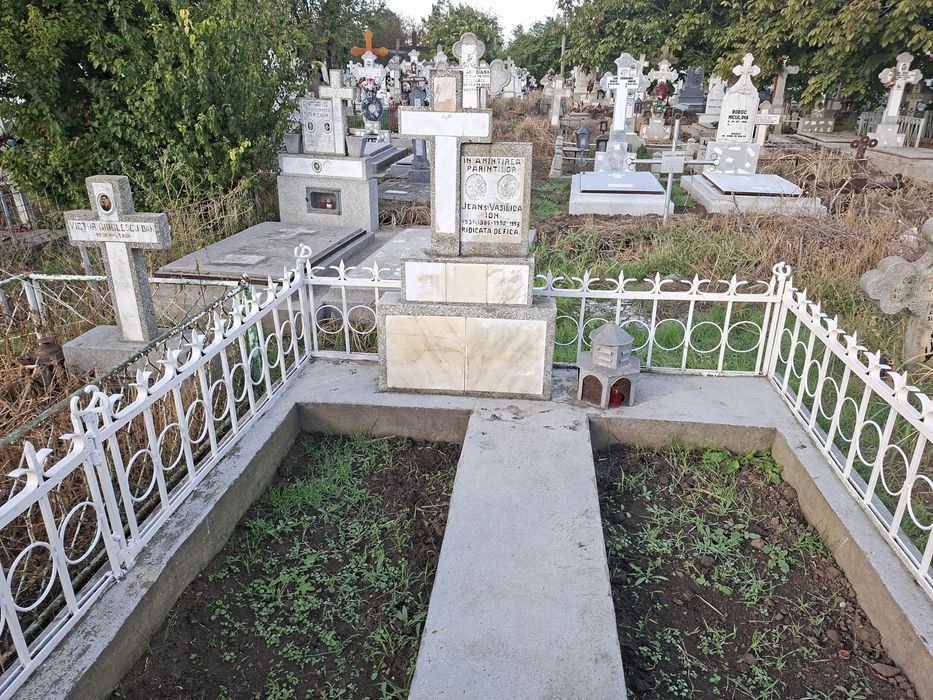 Vând groapa la pământ cu bordura (braila) bordura