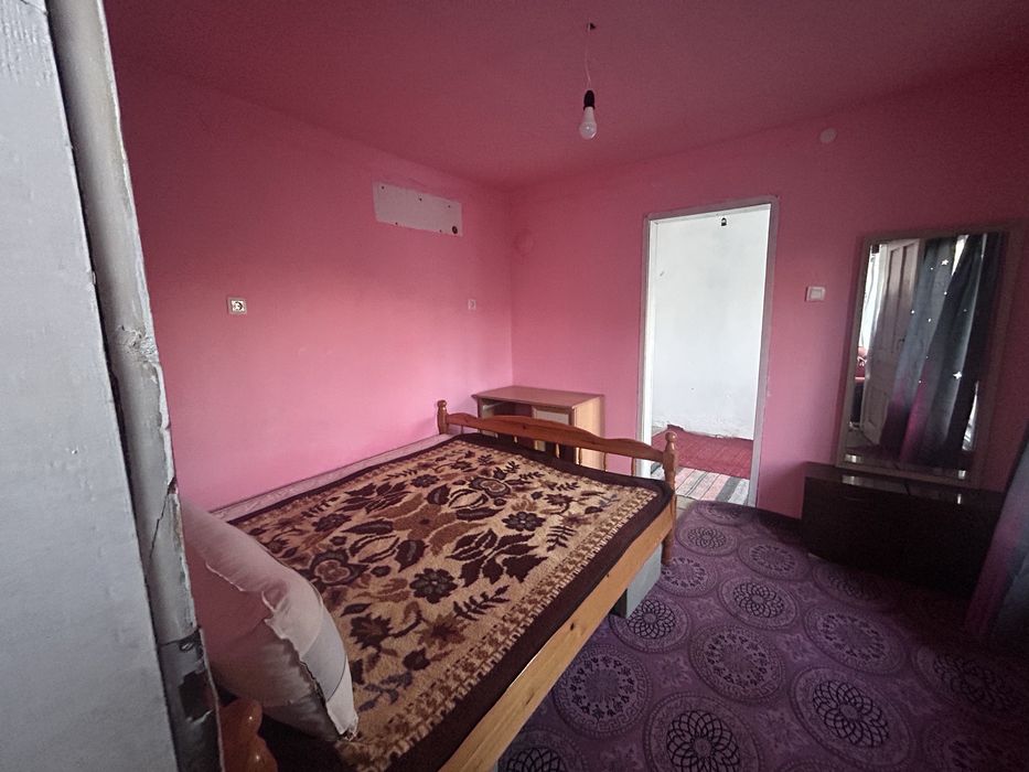 Продавам къща с двор