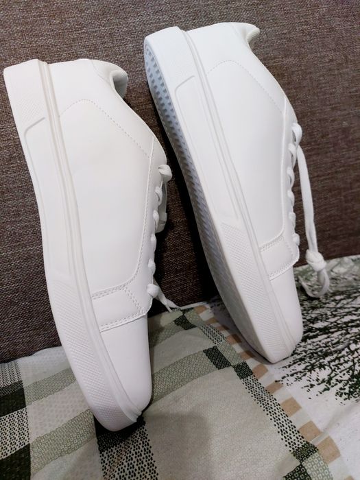 Нови бели маратонки