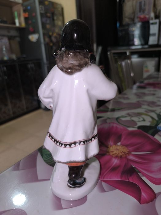 Фарфоровая статуэтка.