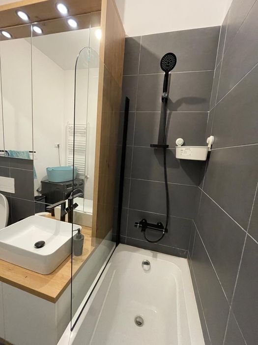 Ofer spre inchiriere apartament cu 3 camere cu loc de parcare