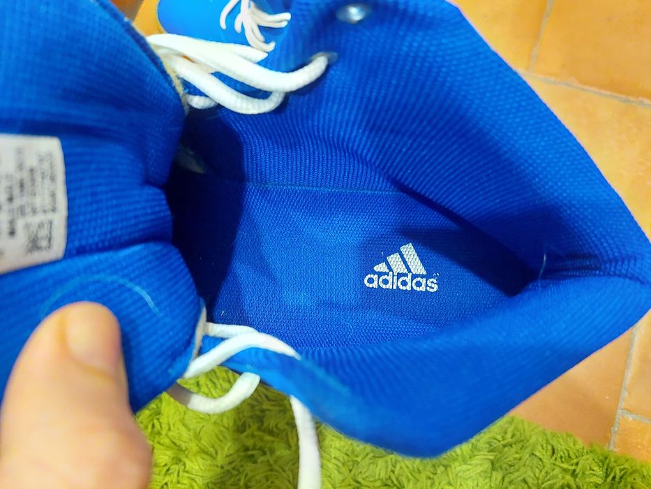 Нови спортни обувки за тренировка в зала или баскетбол adidas