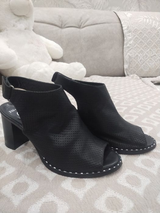 Продам женские кожаные босоножки.