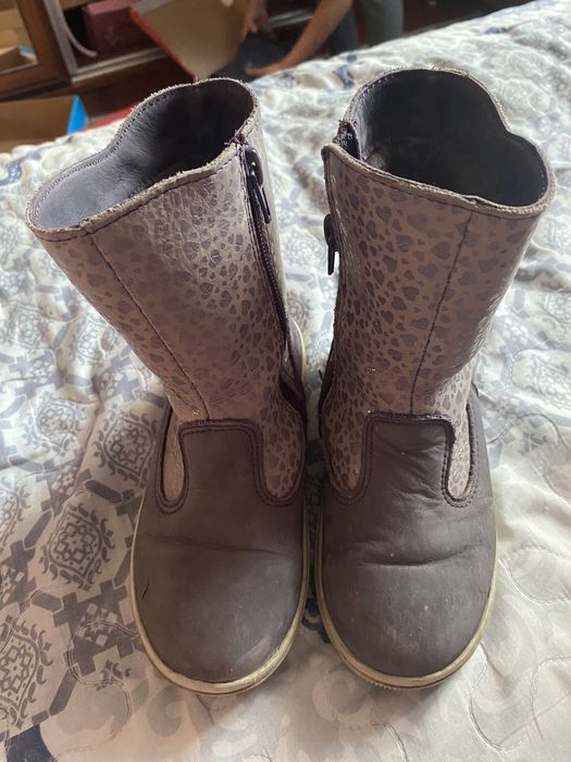 Аяқ киимдер сатылады