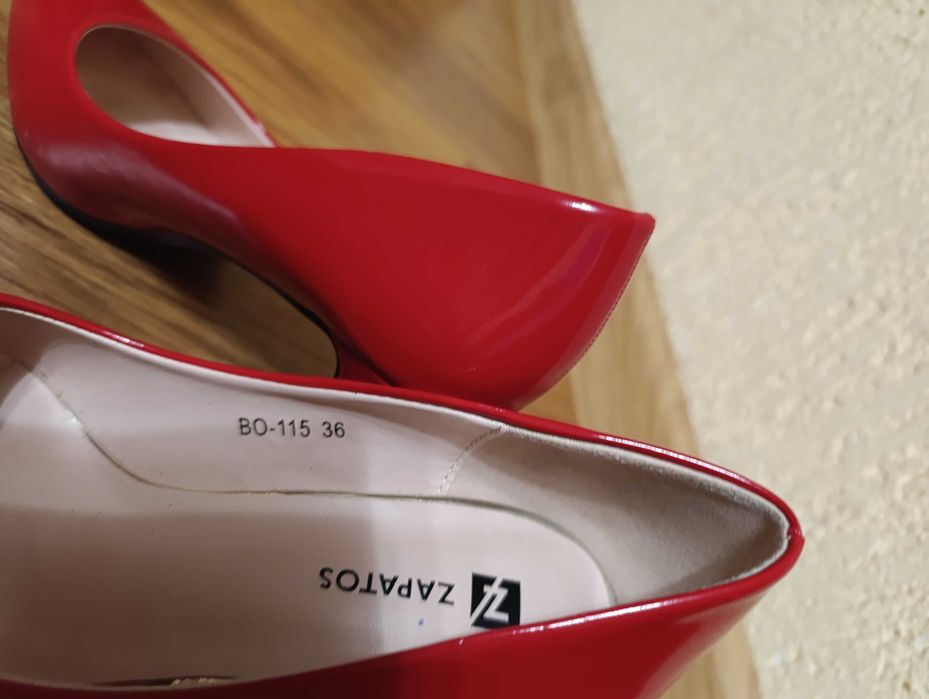 Лачени червени обувки