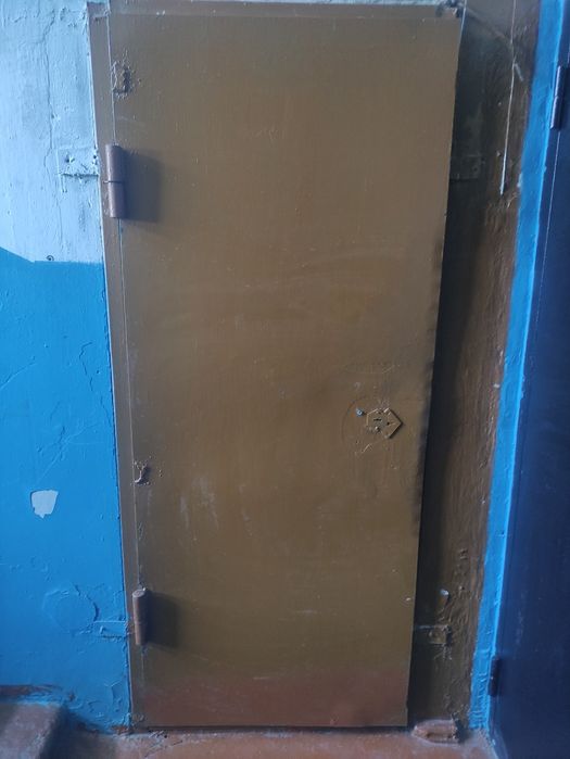 Продам железную дверь