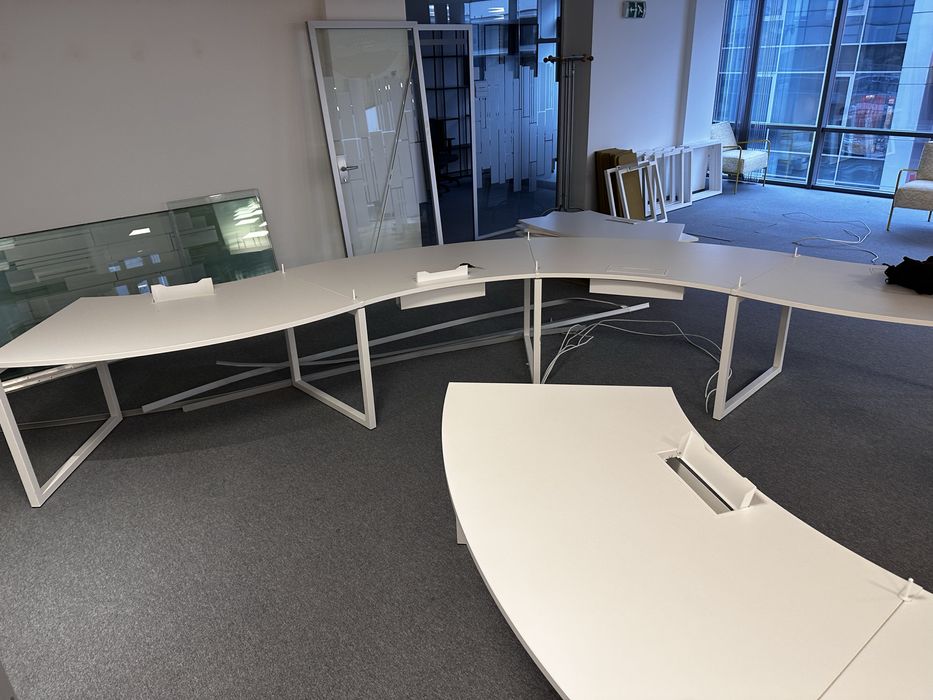 Модулни офис бюра ORT с прегради – конфигурации до 6 работни места