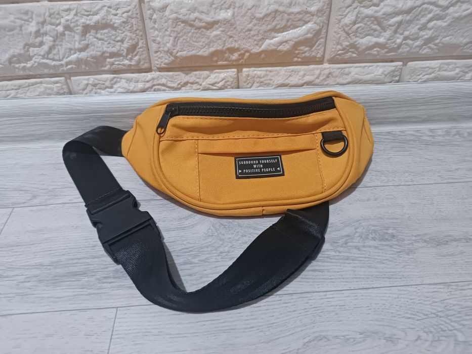 Жёлтая барсетка.