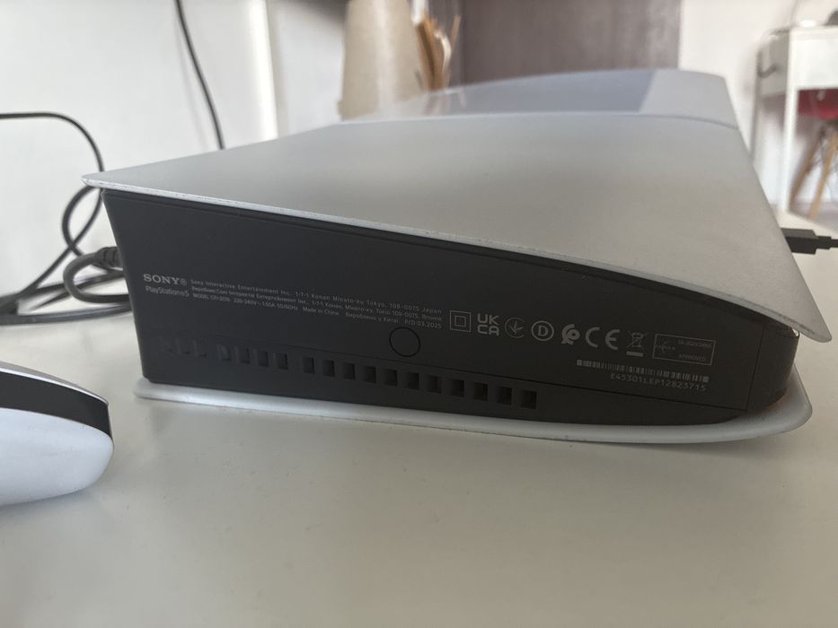 PS5 slim digital edition 1tb + 2 manete