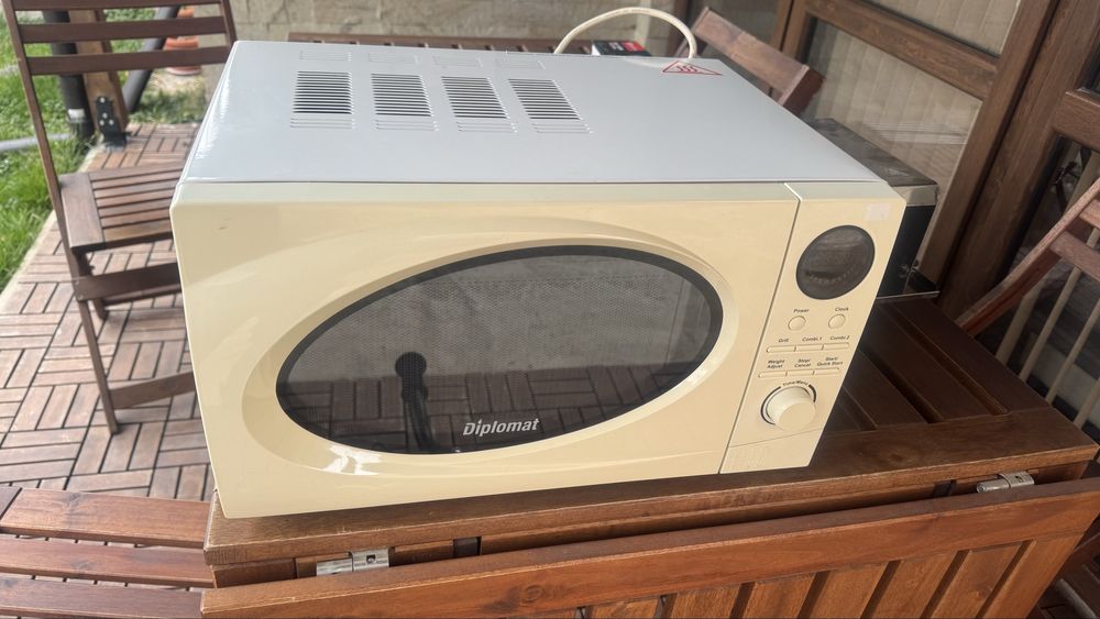 Микровълнова фурна DIPLOMAT