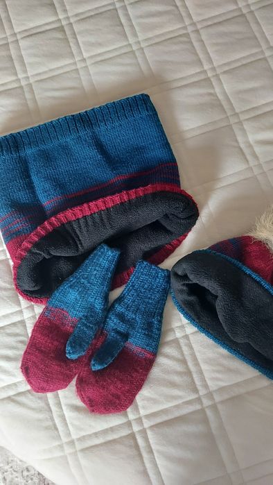 Продам набор: шапка, снюд и варежки.