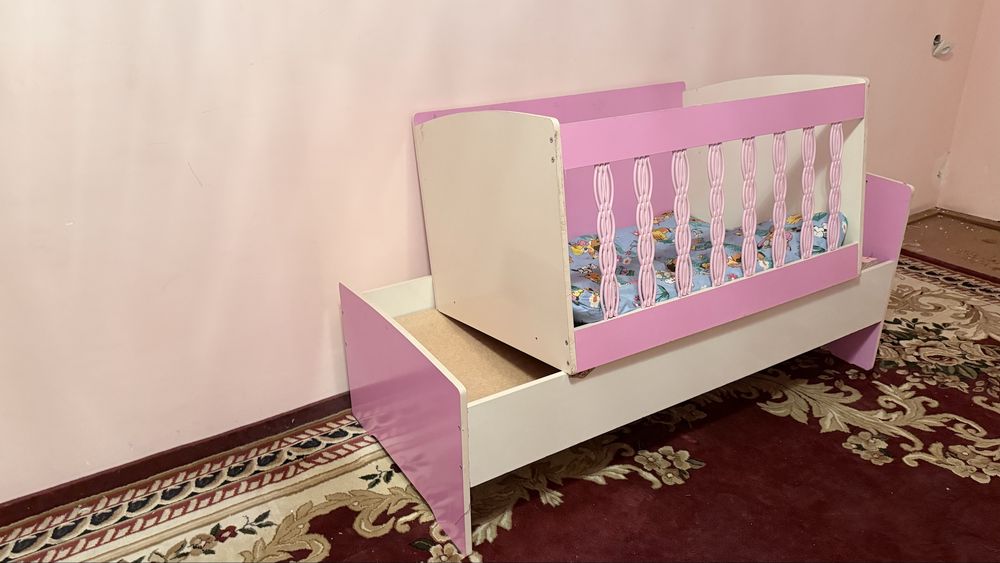 Детская кровать с матрасом в розовом цвете. Можно сделать стол и люльк