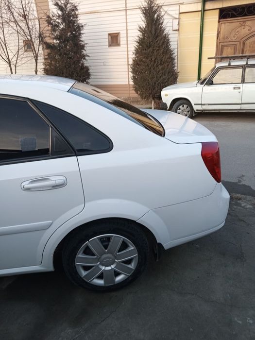 Lasetti avtomobili sotiladi