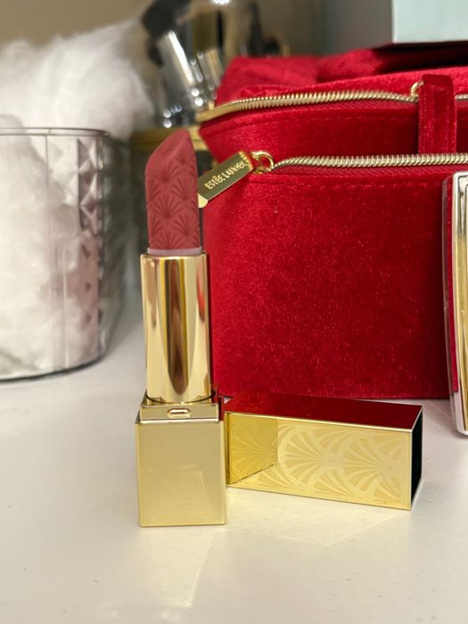 Продам помаду Estée Lauder новая